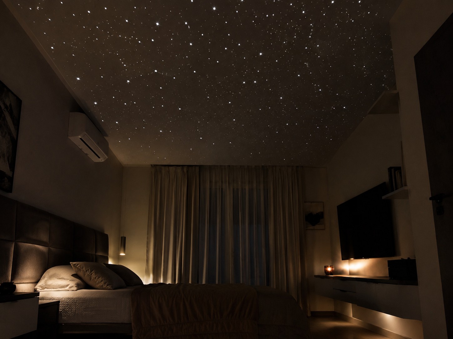 Camera matrimoniale con soffitto stellato acceso